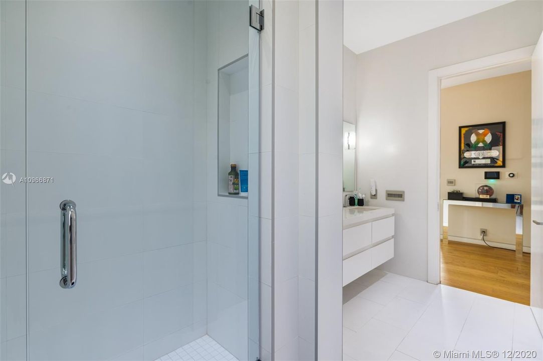 Vendido Recientemente: $3,300,000 (5 camas, 5 baños, 3617 Pies cuadrados)