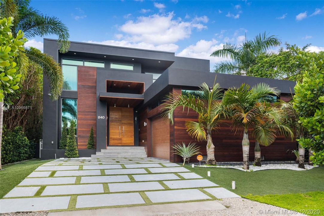 Vendido Recientemente: $3,300,000 (5 camas, 5 baños, 3617 Pies cuadrados)