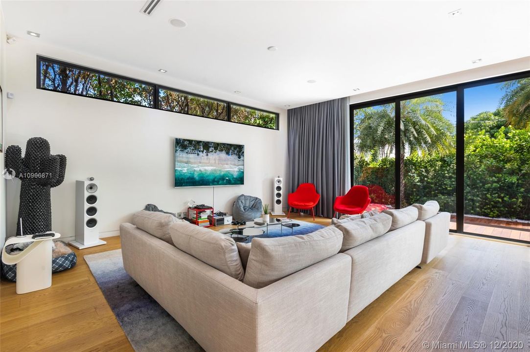 Vendido Recientemente: $3,300,000 (5 camas, 5 baños, 3617 Pies cuadrados)