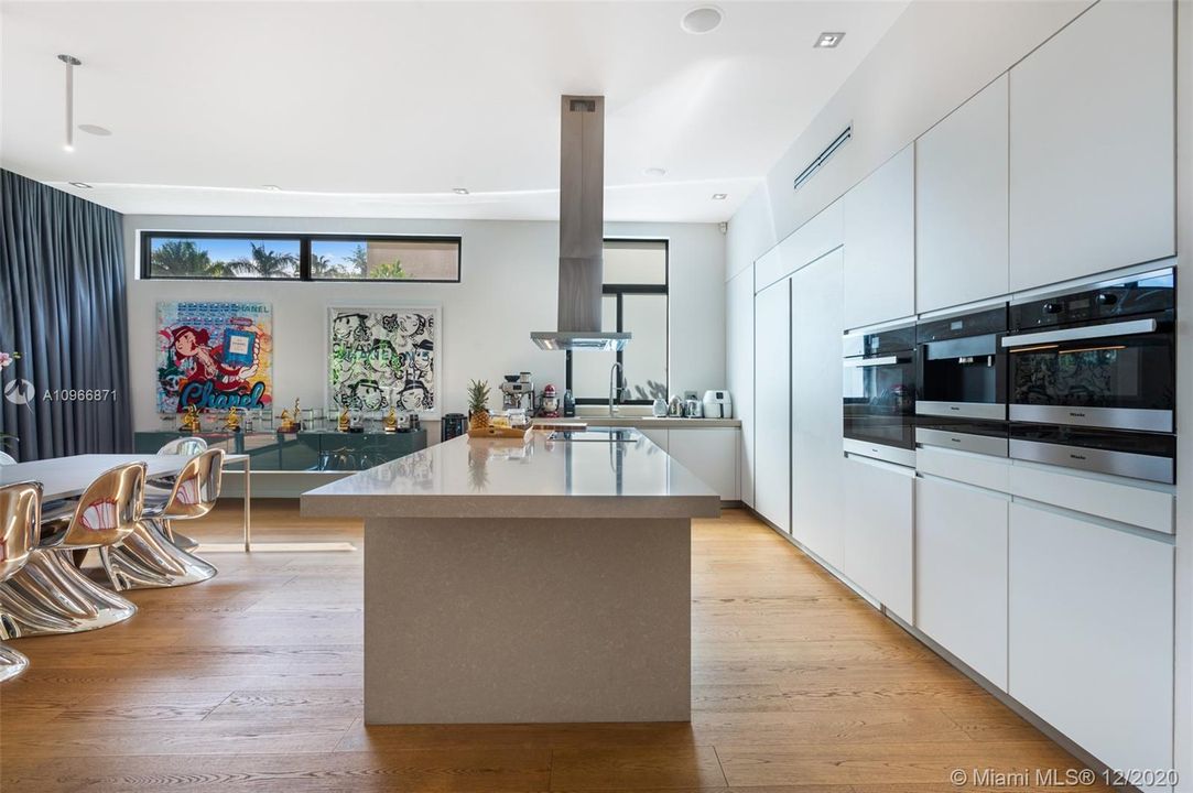 Vendido Recientemente: $3,300,000 (5 camas, 5 baños, 3617 Pies cuadrados)