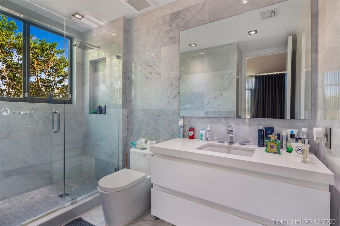 Vendido Recientemente: $3,300,000 (5 camas, 5 baños, 3617 Pies cuadrados)