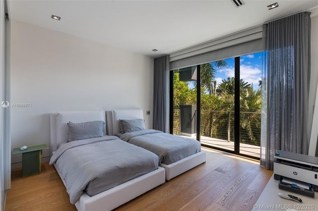 Vendido Recientemente: $3,300,000 (5 camas, 5 baños, 3617 Pies cuadrados)