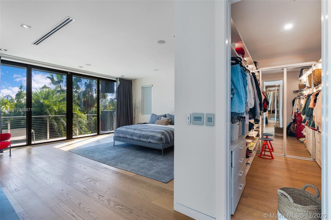 Vendido Recientemente: $3,300,000 (5 camas, 5 baños, 3617 Pies cuadrados)