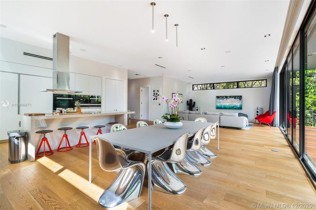 Vendido Recientemente: $3,300,000 (5 camas, 5 baños, 3617 Pies cuadrados)