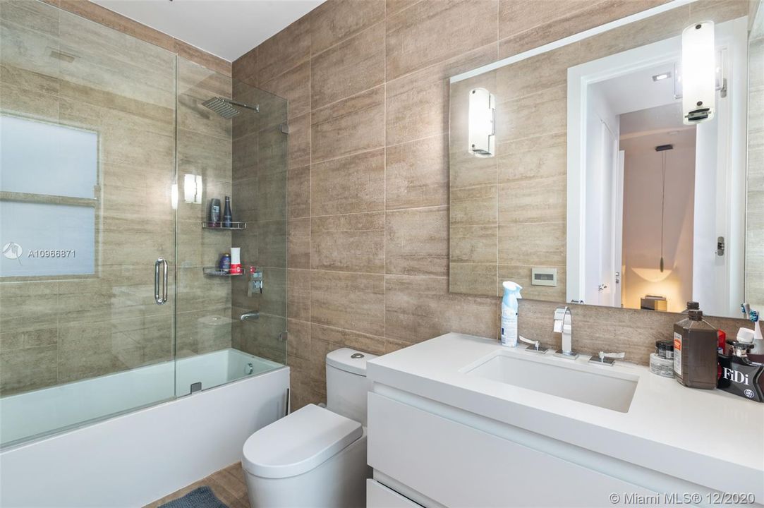 Vendido Recientemente: $3,300,000 (5 camas, 5 baños, 3617 Pies cuadrados)