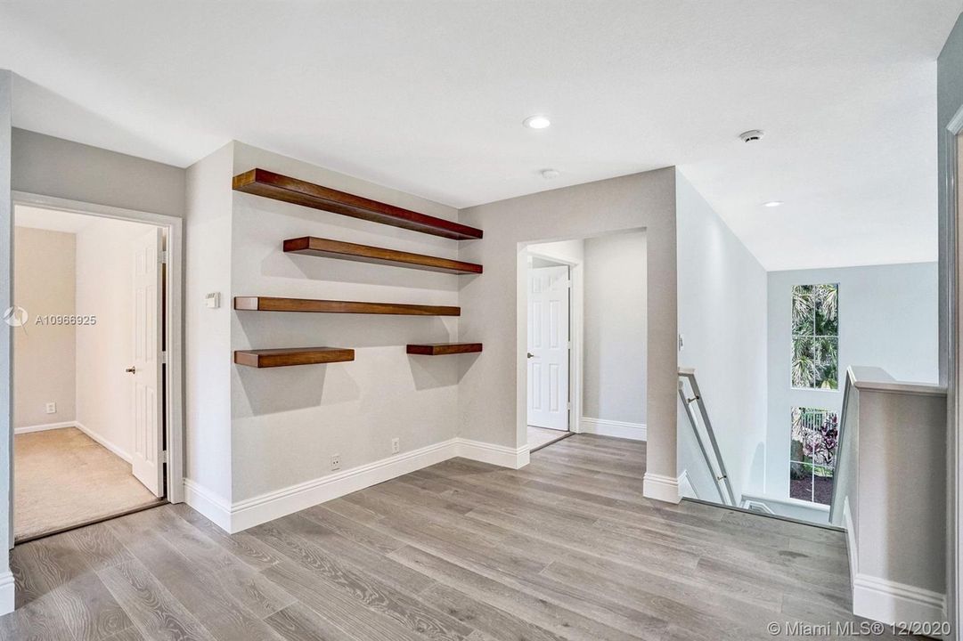 Vendido Recientemente: $879,900 (5 camas, 4 baños, 3465 Pies cuadrados)