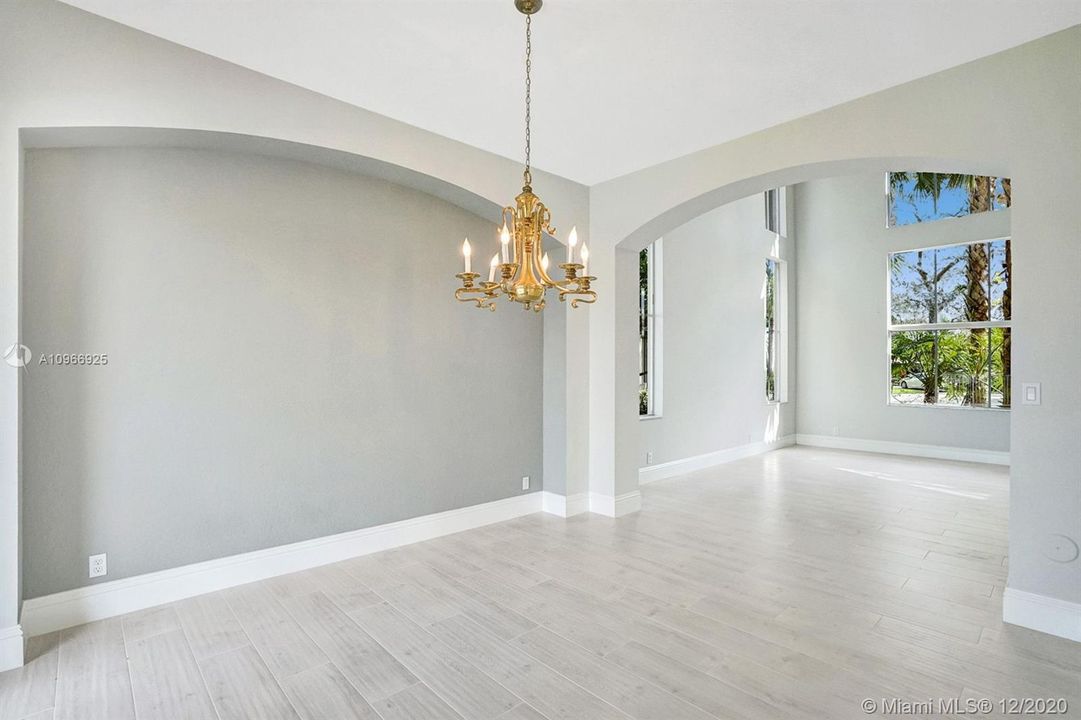 Vendido Recientemente: $879,900 (5 camas, 4 baños, 3465 Pies cuadrados)
