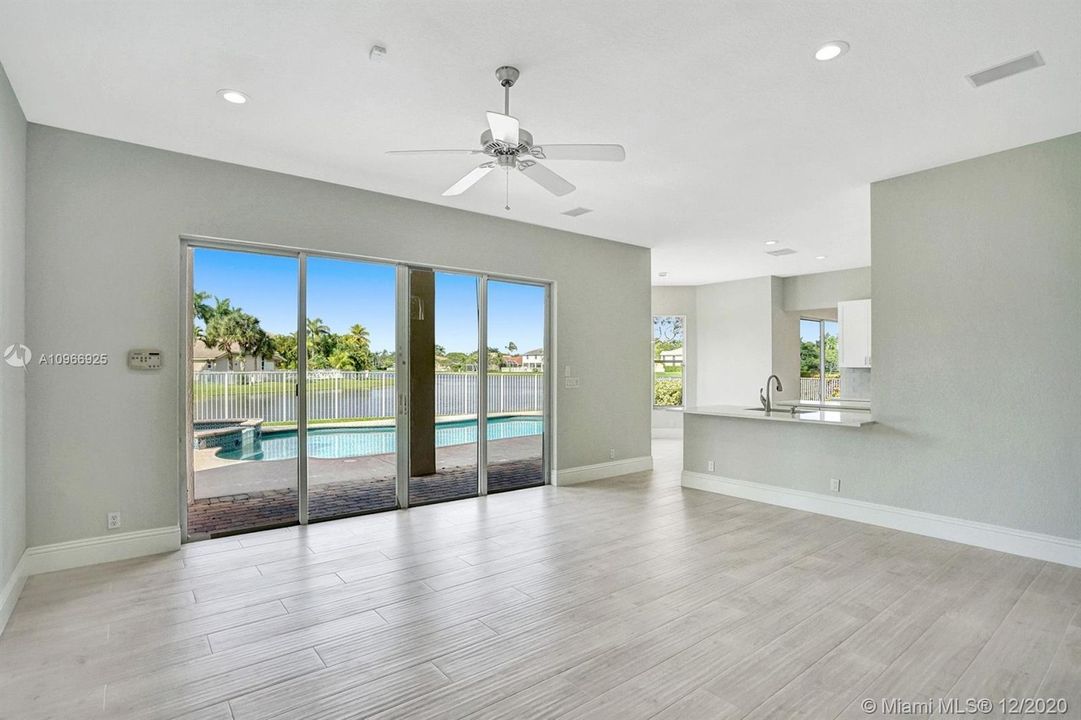 Vendido Recientemente: $879,900 (5 camas, 4 baños, 3465 Pies cuadrados)