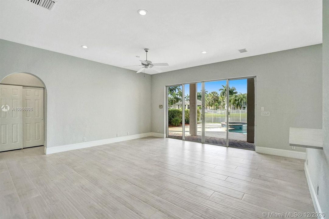 Vendido Recientemente: $879,900 (5 camas, 4 baños, 3465 Pies cuadrados)