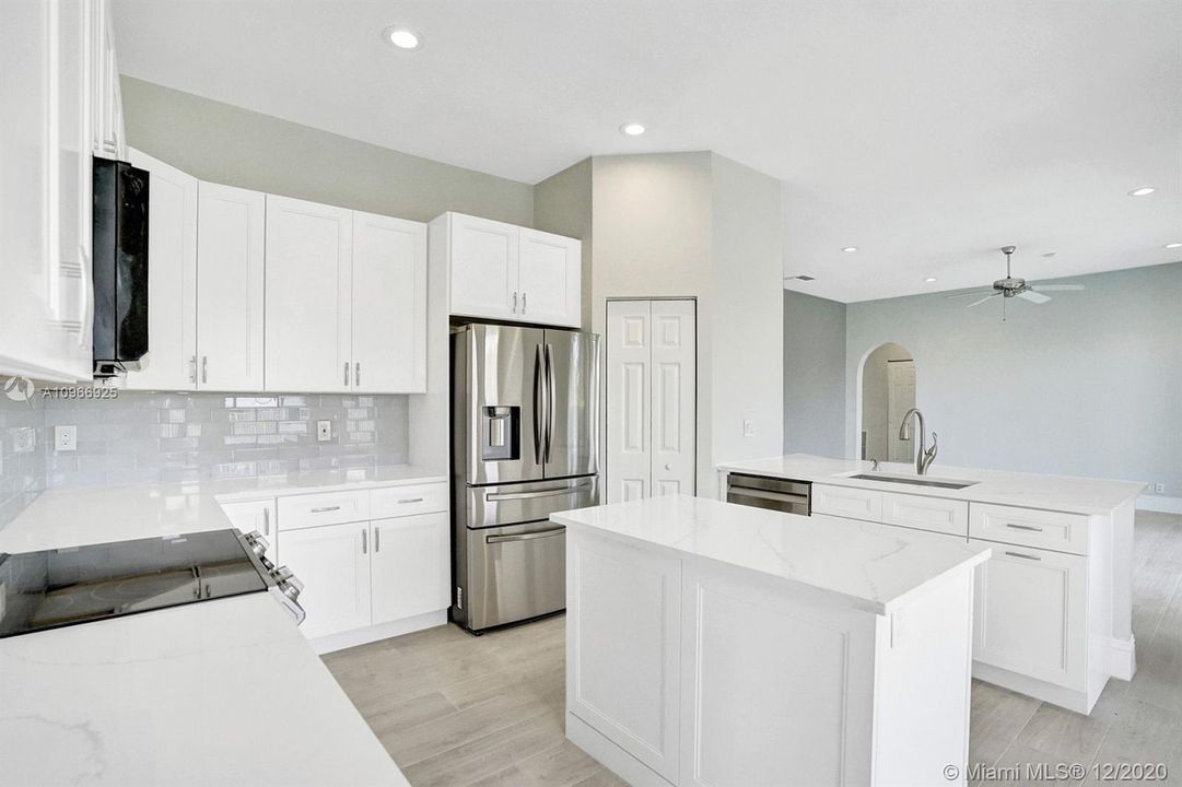 Vendido Recientemente: $879,900 (5 camas, 4 baños, 3465 Pies cuadrados)