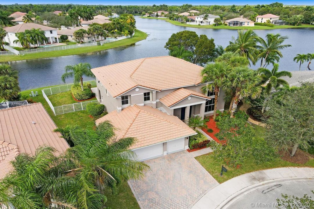 Vendido Recientemente: $879,900 (5 camas, 4 baños, 3465 Pies cuadrados)