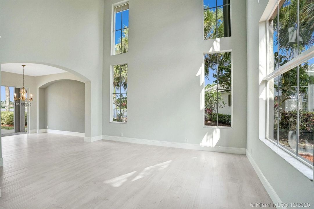 Vendido Recientemente: $879,900 (5 camas, 4 baños, 3465 Pies cuadrados)