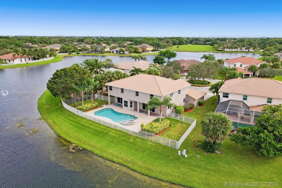Vendido Recientemente: $879,900 (5 camas, 4 baños, 3465 Pies cuadrados)