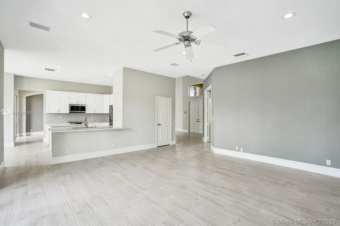 Vendido Recientemente: $879,900 (5 camas, 4 baños, 3465 Pies cuadrados)