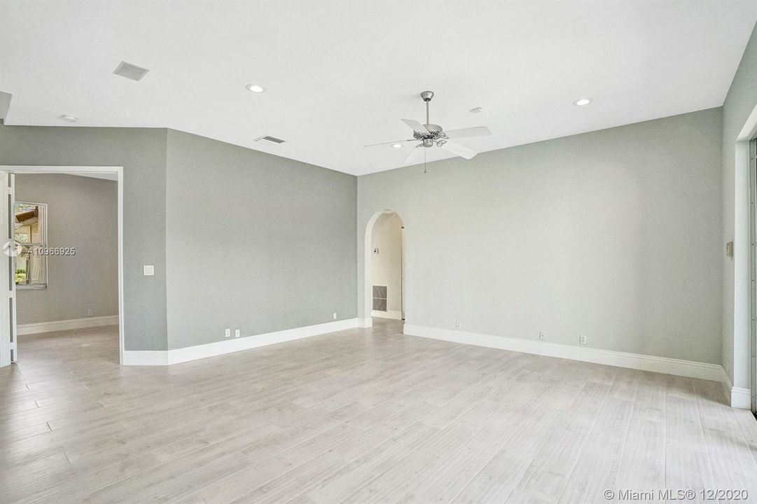 Vendido Recientemente: $879,900 (5 camas, 4 baños, 3465 Pies cuadrados)