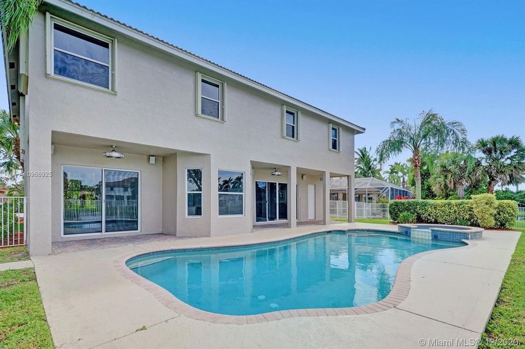Vendido Recientemente: $879,900 (5 camas, 4 baños, 3465 Pies cuadrados)