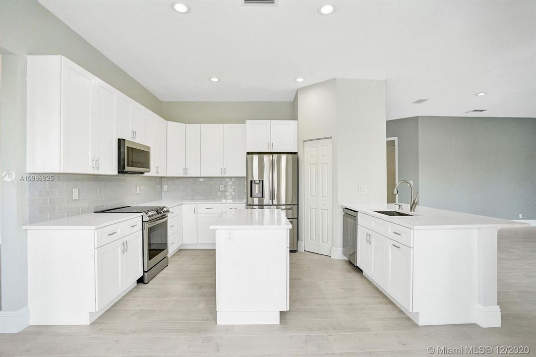 Vendido Recientemente: $879,900 (5 camas, 4 baños, 3465 Pies cuadrados)