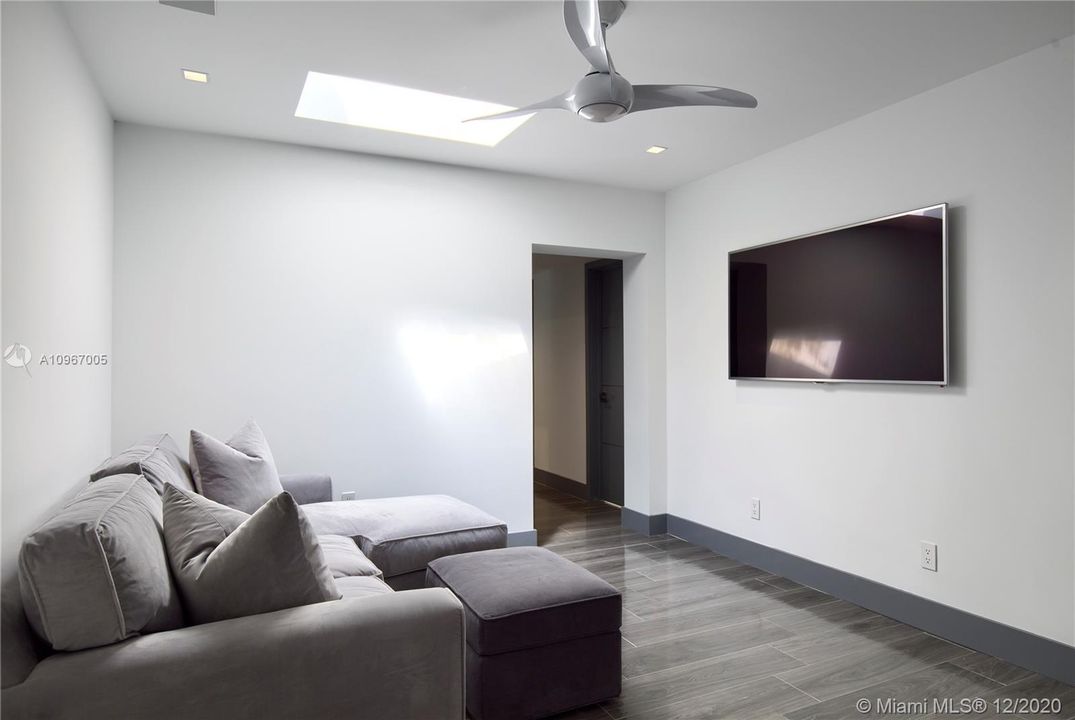 Flex space / TV room shared by bedrooms #2 and #3. TV 55" Samsung with surround sound.