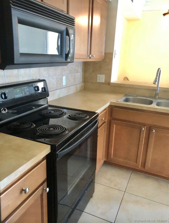 Recently Rented: $1,350 (1 beds, 1 baths, 636 Square Feet)