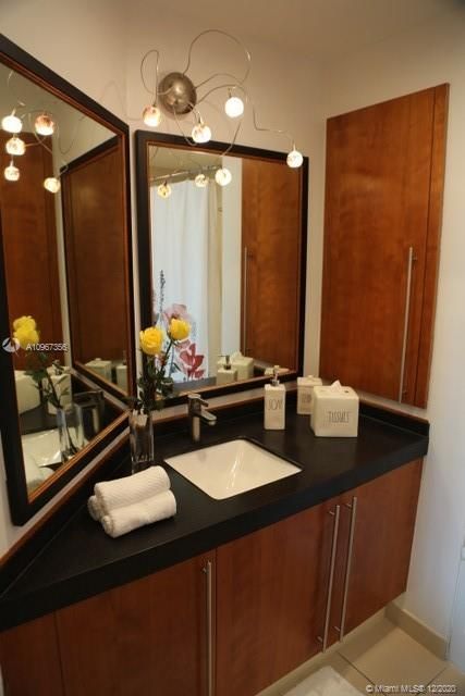 Recently Rented: $4,000 (1 beds, 2 baths, 754 Square Feet)