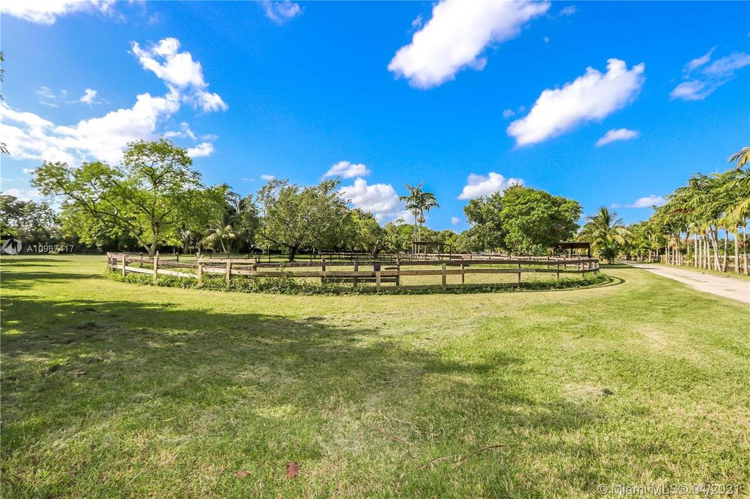 Vendido Recientemente: $2,150,000 (4.87 acres)