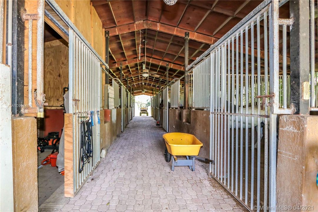 Vendido Recientemente: $2,150,000 (4.87 acres)