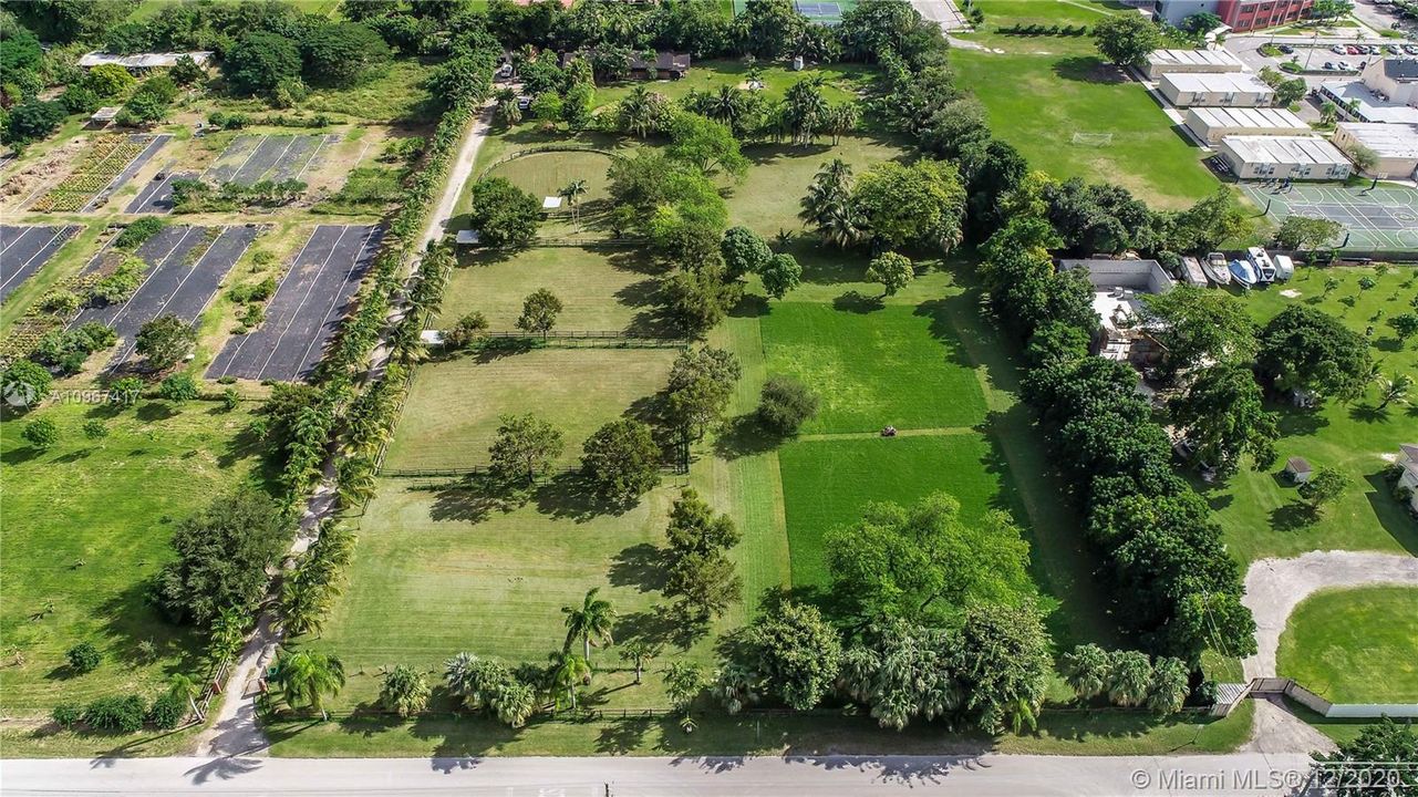 Vendido Recientemente: $2,150,000 (4.87 acres)