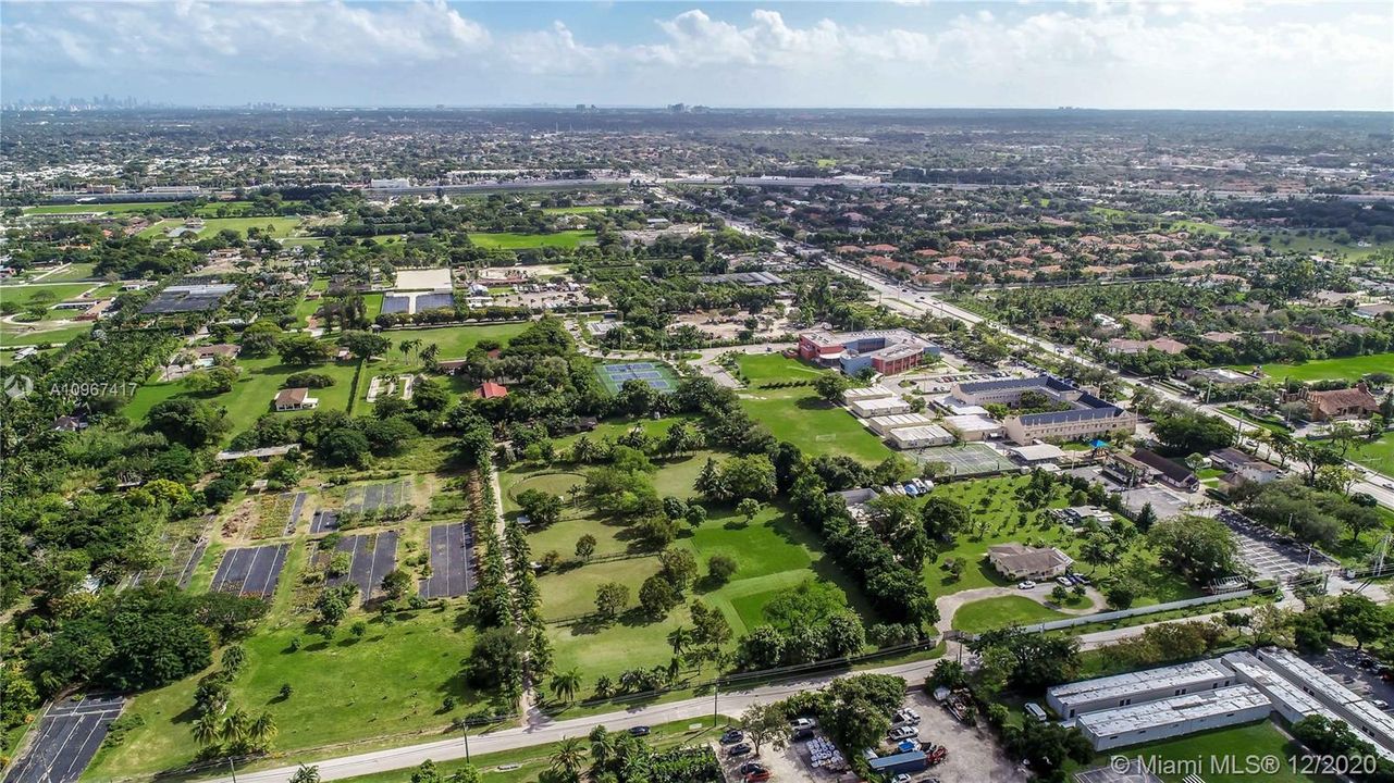 Vendido Recientemente: $2,150,000 (4.87 acres)