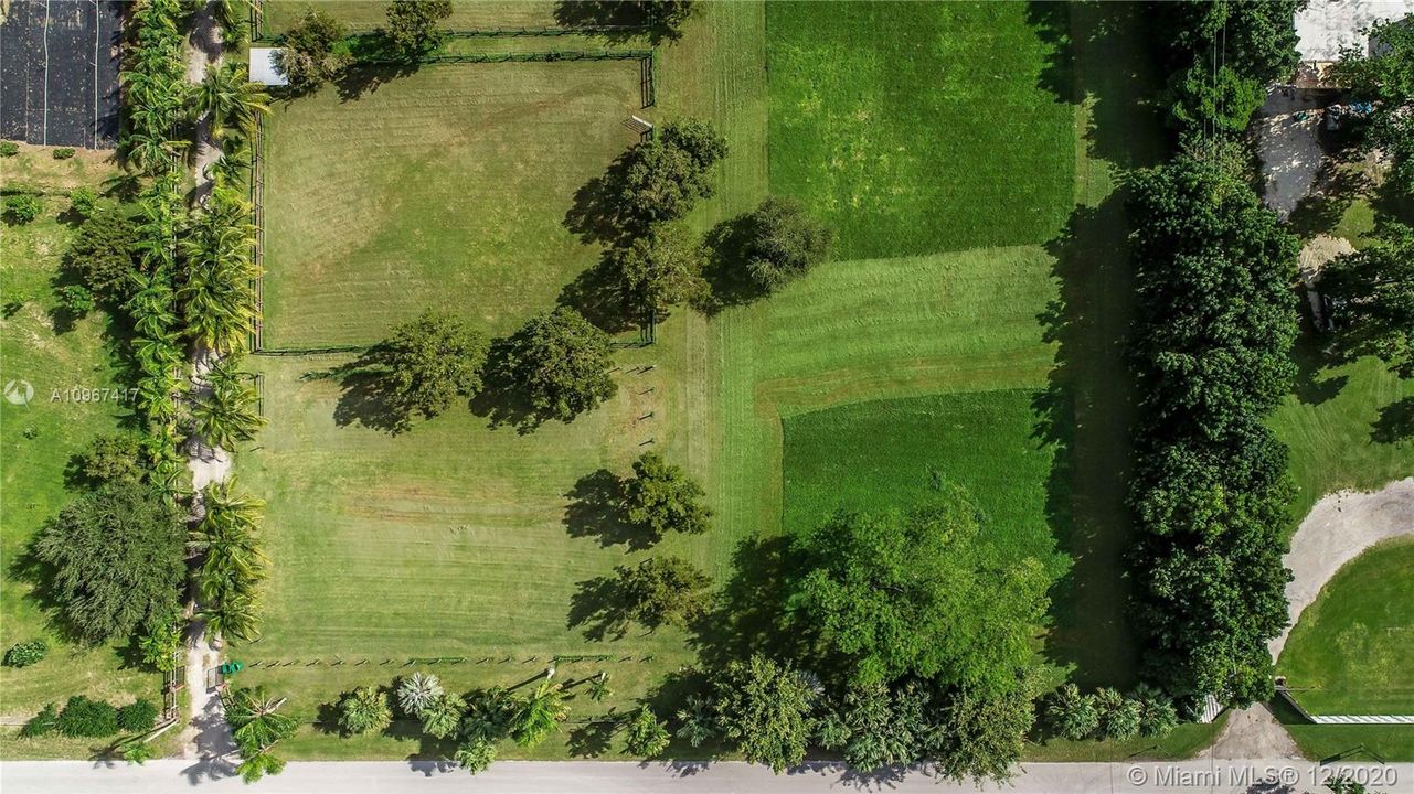 Vendido Recientemente: $2,150,000 (4.87 acres)