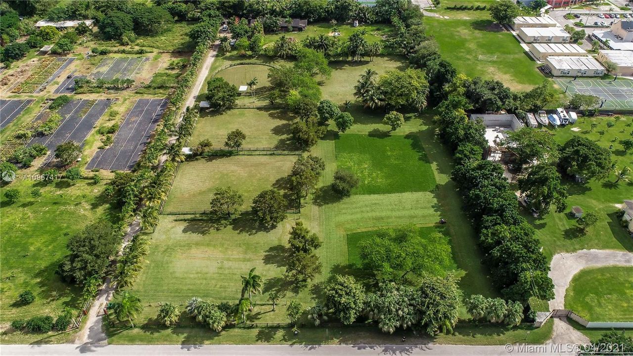 Vendido Recientemente: $2,150,000 (4.87 acres)