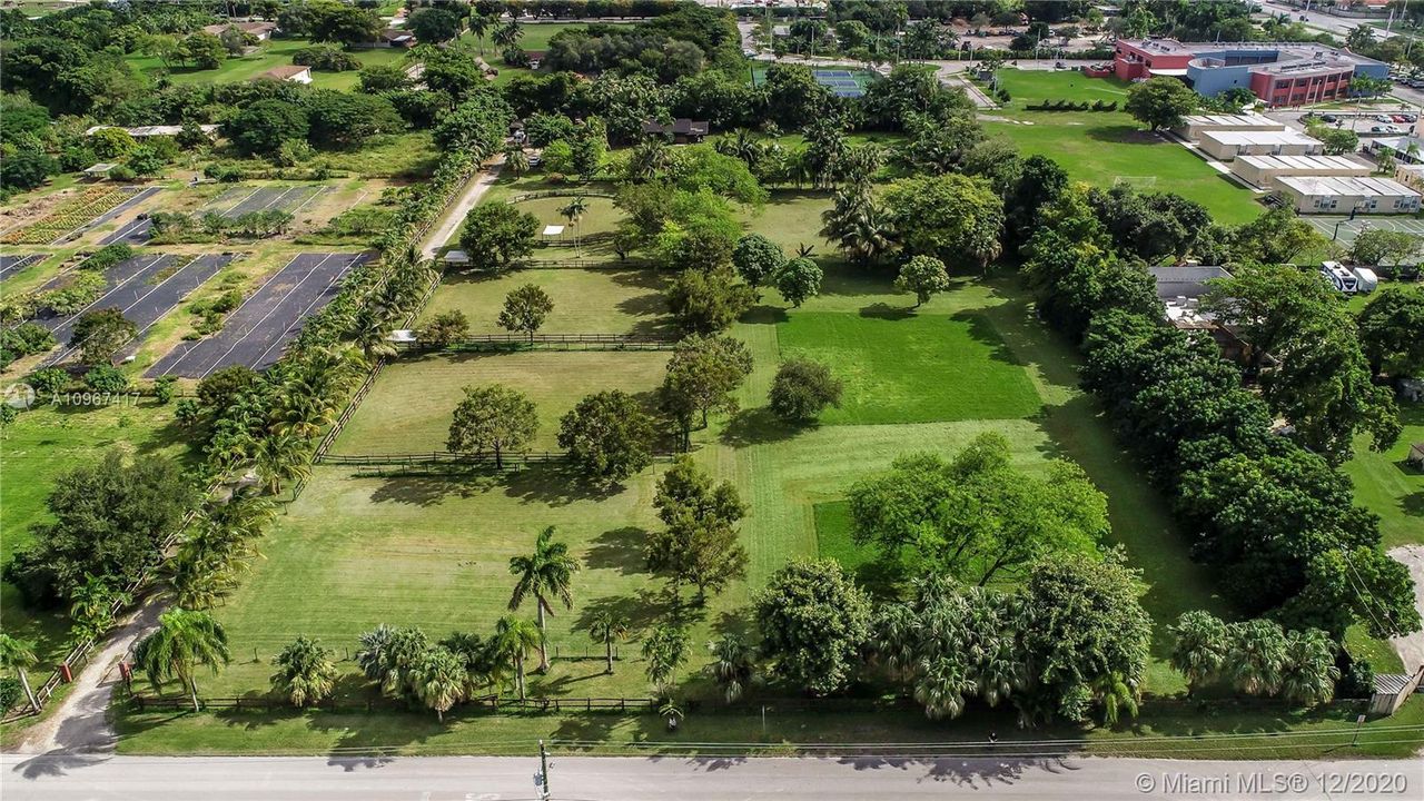 Vendido Recientemente: $2,150,000 (4.87 acres)