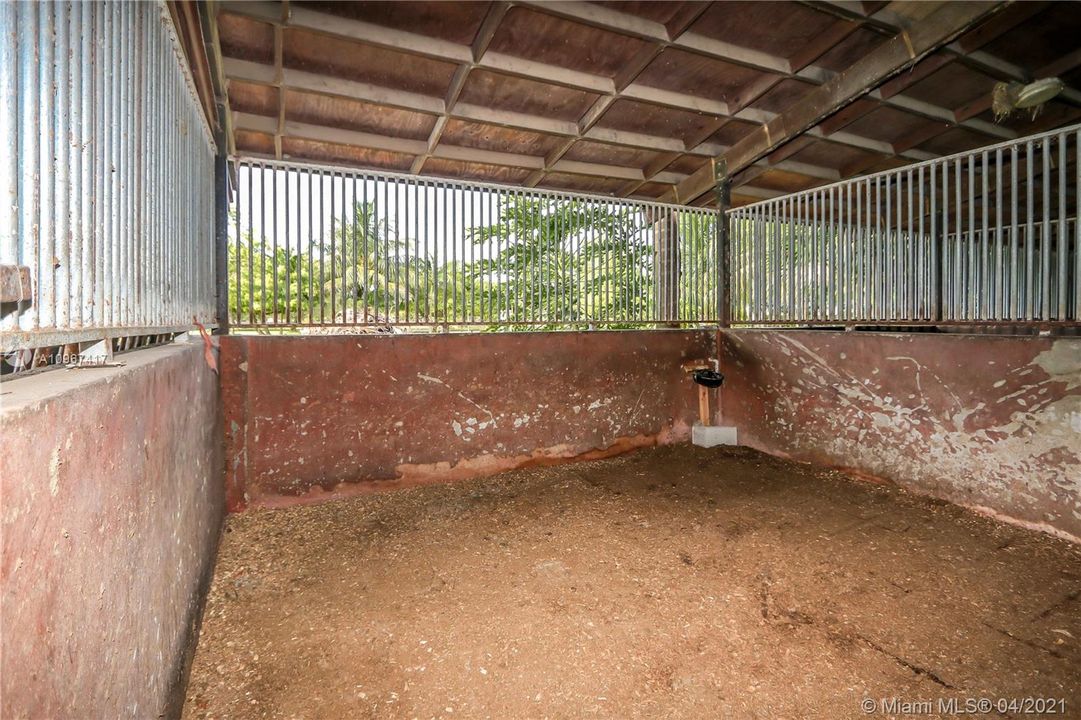 Vendido Recientemente: $2,150,000 (4.87 acres)