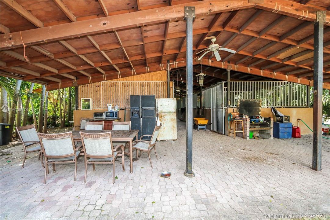 Vendido Recientemente: $2,150,000 (4.87 acres)