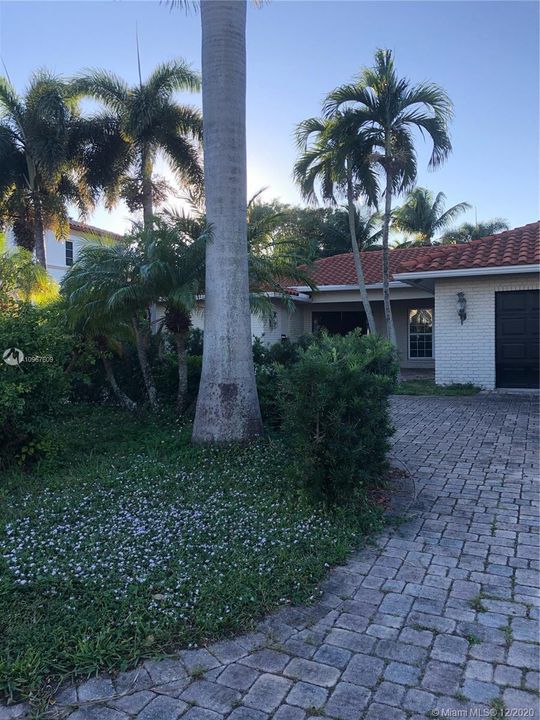 Vendido Recientemente: $1,575,000 (3 camas, 3 baños, 2650 Pies cuadrados)