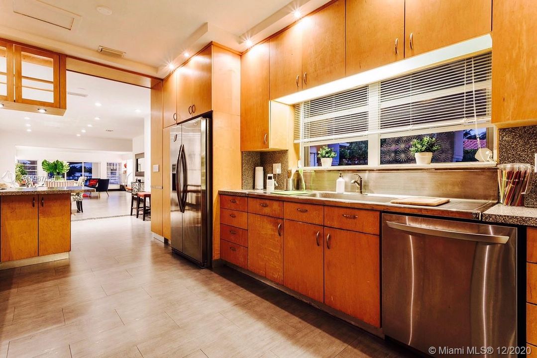 Recently Rented: $7,200 (3 beds, 3 baths, 2568 Square Feet)