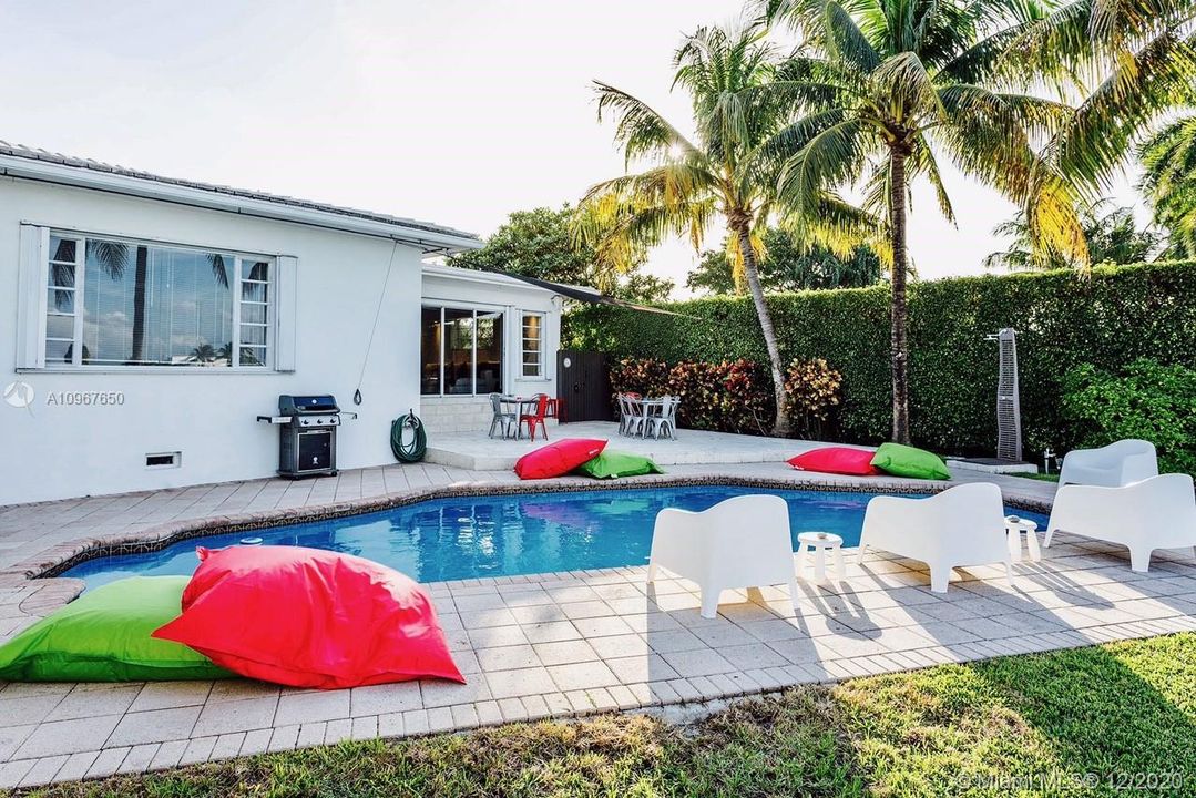 Recently Rented: $7,200 (3 beds, 3 baths, 2568 Square Feet)