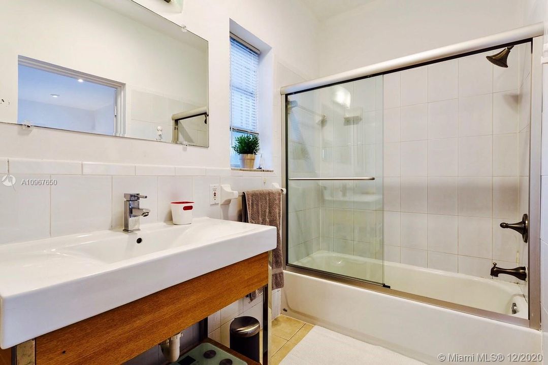 Recently Rented: $7,200 (3 beds, 3 baths, 2568 Square Feet)