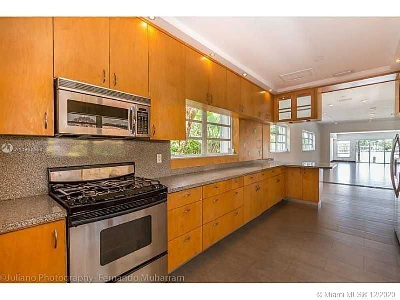 Recently Rented: $7,200 (3 beds, 3 baths, 2568 Square Feet)