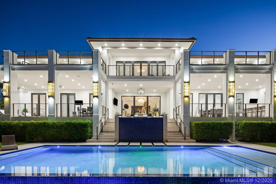 Недавно продано: $13,950,000 (6 спален, 5 ванн, 6070 Квадратных фут)