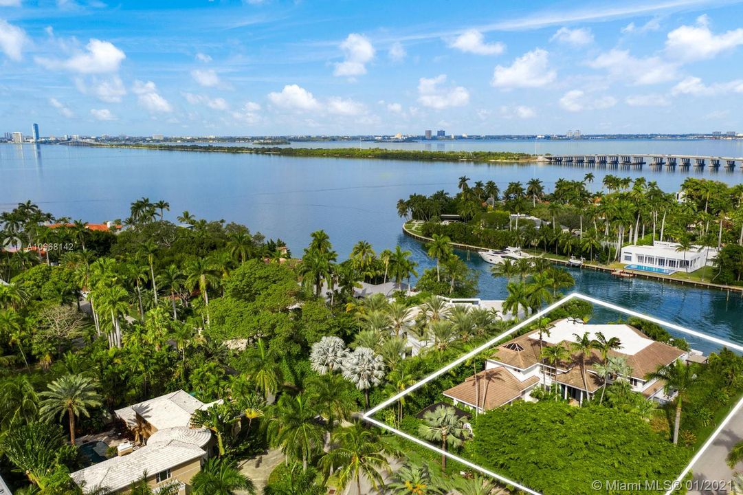 Recently Sold: $11,999,999 (5 beds, 6 baths, 9278 Square Feet)