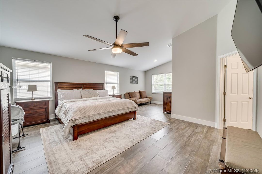 Recently Sold: $525,000 (4 beds, 2 baths, 2880 Square Feet)