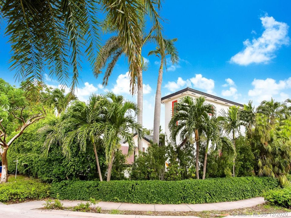 Recently Sold: $3,450,000 (4 beds, 3 baths, 3403 Square Feet)