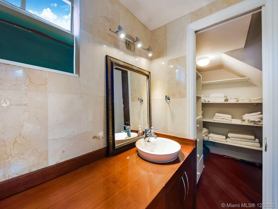 最近售出: $3,450,000 (4 贝兹, 3 浴室, 3403 平方英尺)