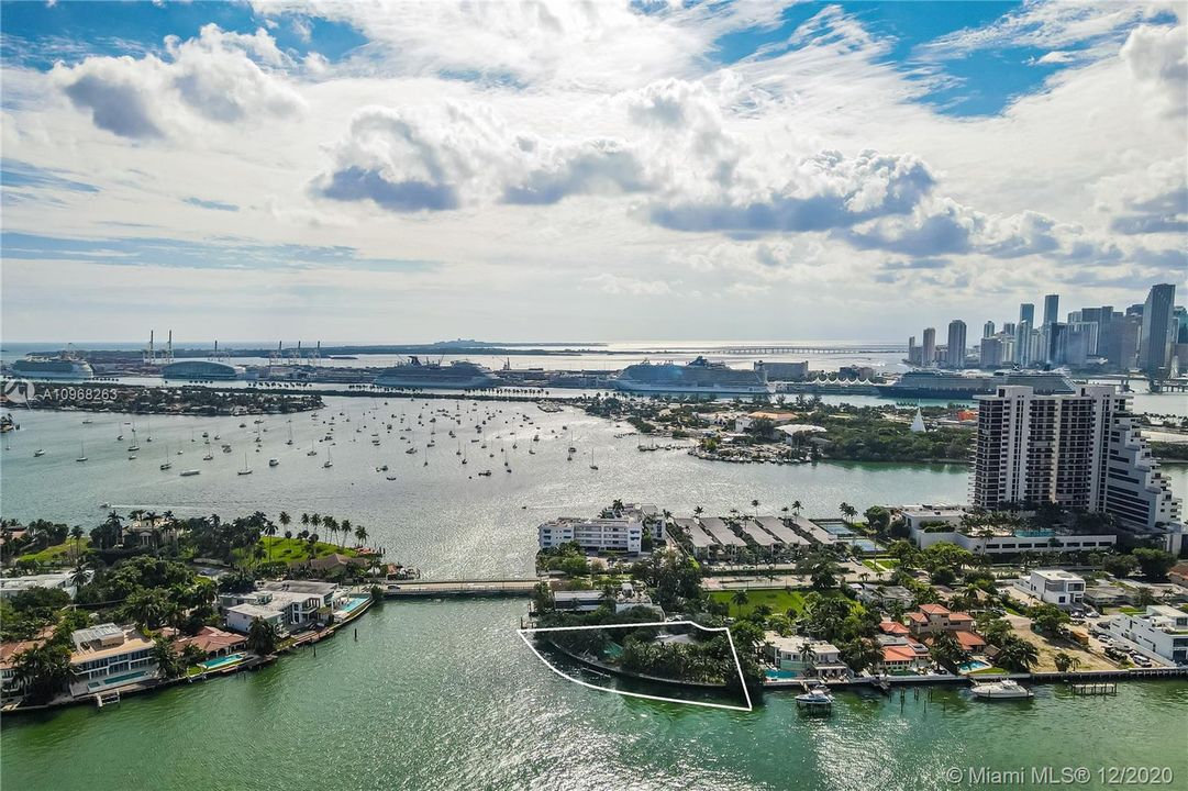 Recently Sold: $10,000,000 (4 beds, 3 baths, 3469 Square Feet)