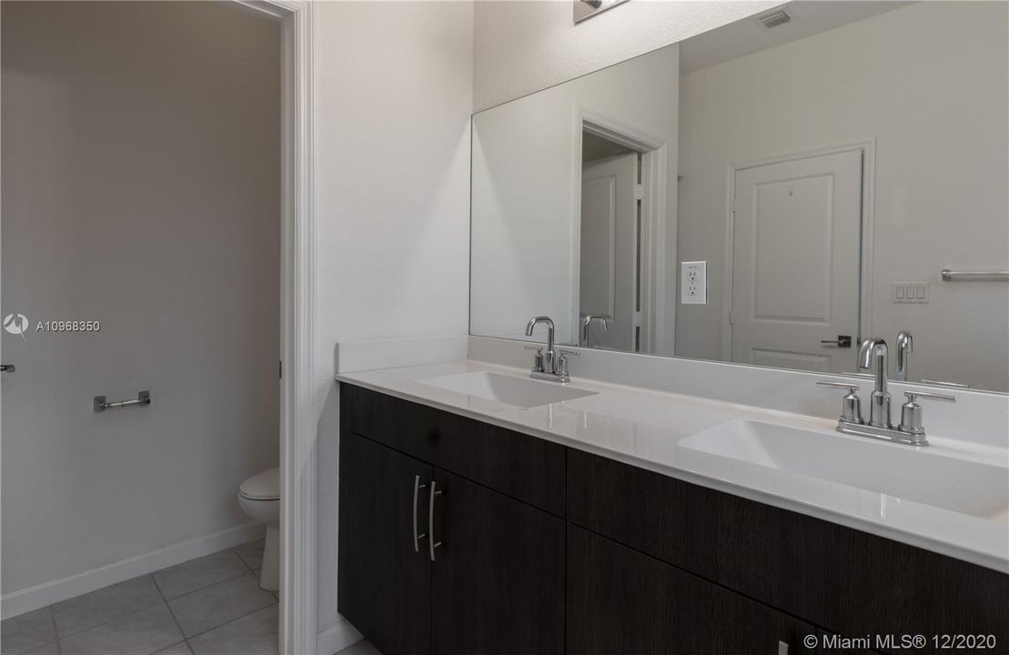 Master Bathroom (Private toiler room)
