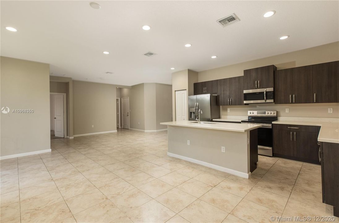 Недавно продано: $365,000 (3 спален, 2 ванн, 1663 Квадратных фут)