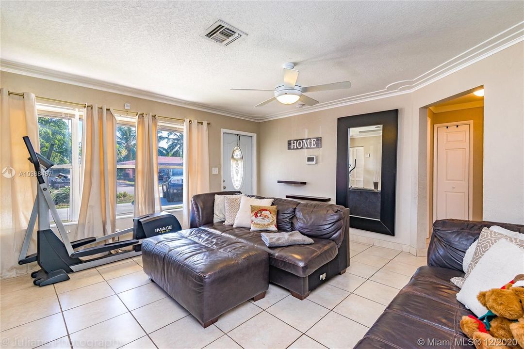 Recently Sold: $276,000 (3 beds, 2 baths, 1039 Square Feet)