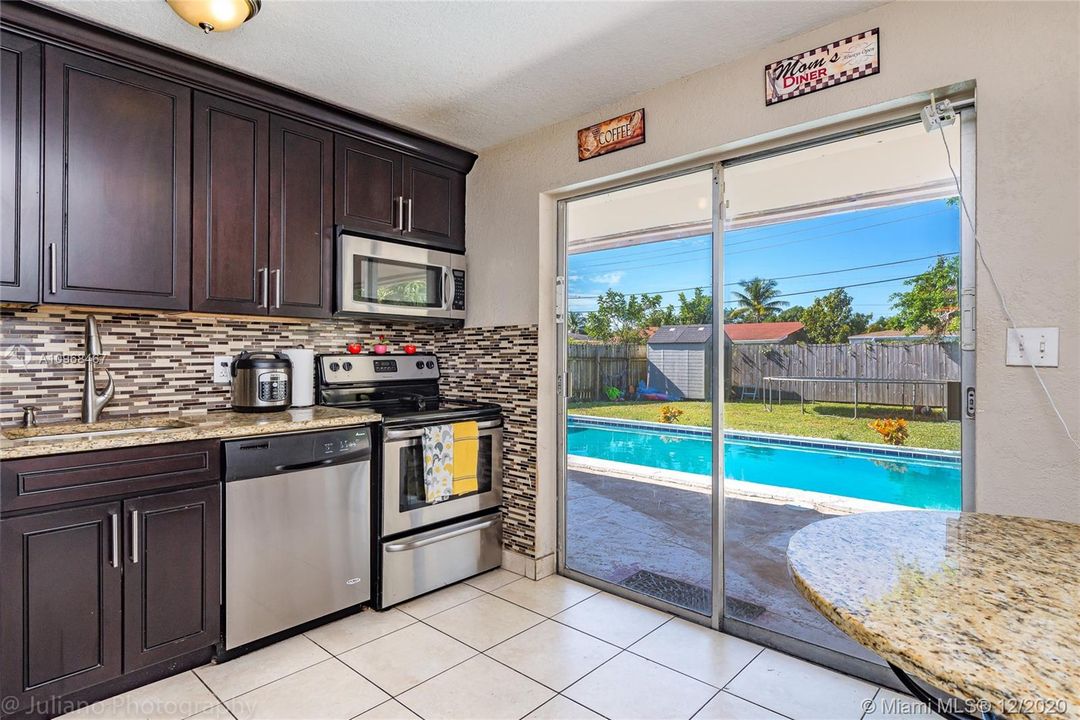 Recently Sold: $276,000 (3 beds, 2 baths, 1039 Square Feet)