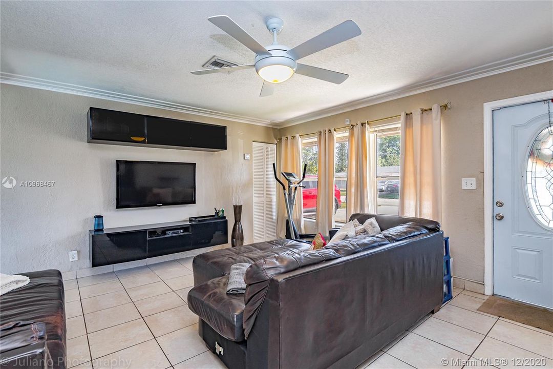 Recently Sold: $276,000 (3 beds, 2 baths, 1039 Square Feet)