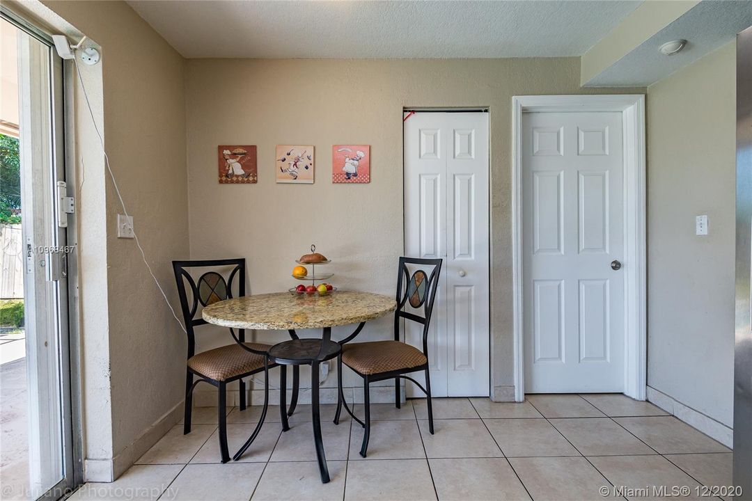 Recently Sold: $276,000 (3 beds, 2 baths, 1039 Square Feet)